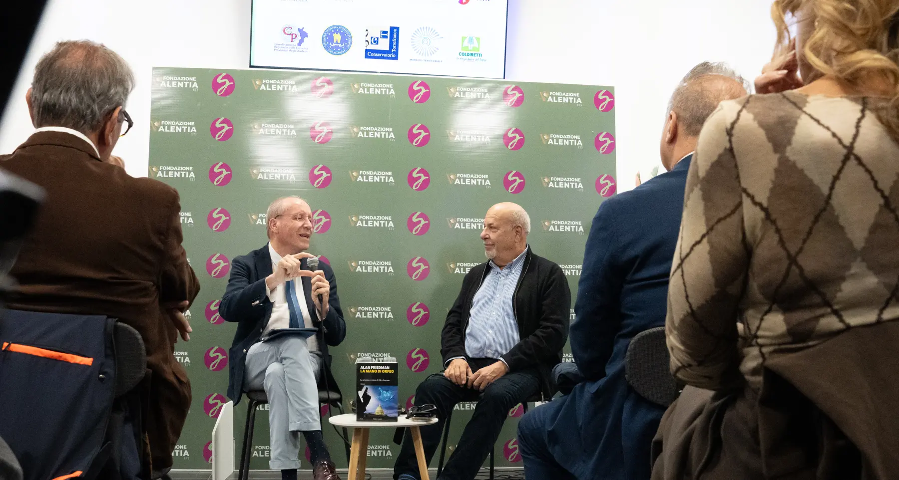 <p>I “consigli” di Alan Friedman al Festival del Sud: «Nel Vibonese dovete puntare tutto sul <span style=\"color:hsl(0, 75%, 60%);\">turismo dalla Cina</span>. Ma imparate l'inglese...»</p>
