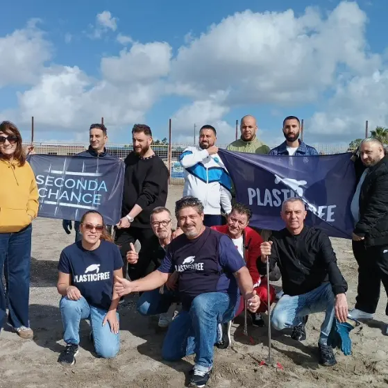 Detenuti e volontari ripuliscono le spiagge calabresi: raccolti oltre 765 chili di rifiuti\n