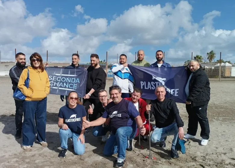 Detenuti e volontari ripuliscono le spiagge calabresi: raccolti oltre 765 chili di rifiuti\n