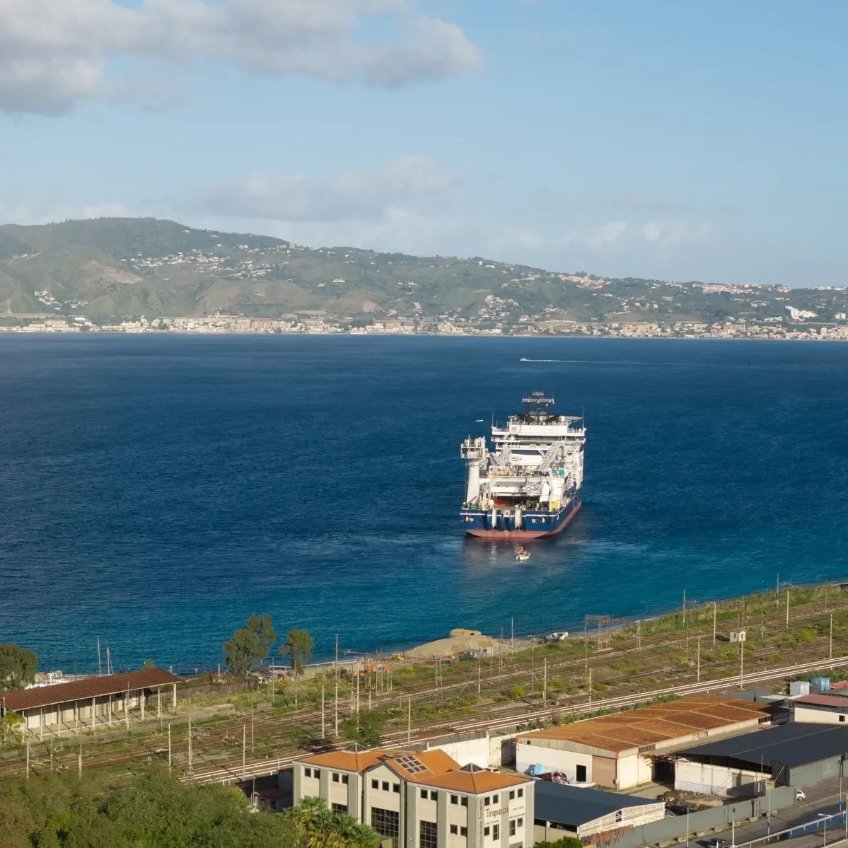 Elettrodotto Sicilia-Calabria, Terna avvia la posa dei cavi sottomarini: investimento strategico per la rete elettrica\n