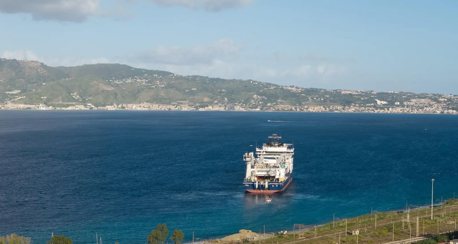 Elettrodotto Sicilia-Calabria, Terna avvia la posa dei cavi sottomarini: investimento strategico per la rete elettrica\n