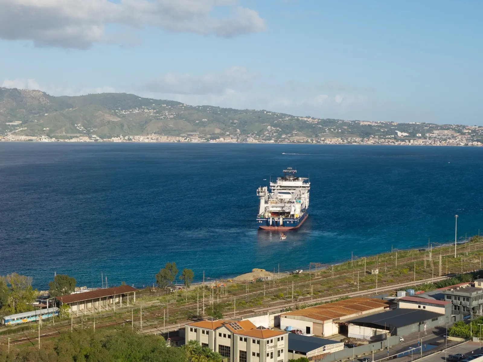 Elettrodotto Sicilia-Calabria, Terna avvia la posa dei cavi sottomarini: investimento strategico per la rete elettrica\n