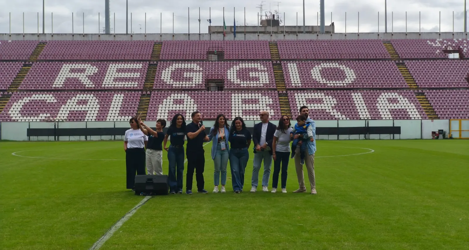 Con \"Cuori in campo\" sono migliaia di giovani al Granillo per Mario, e mamma Manuela ringrazia: «La vostra presenza ci dà forza»\n