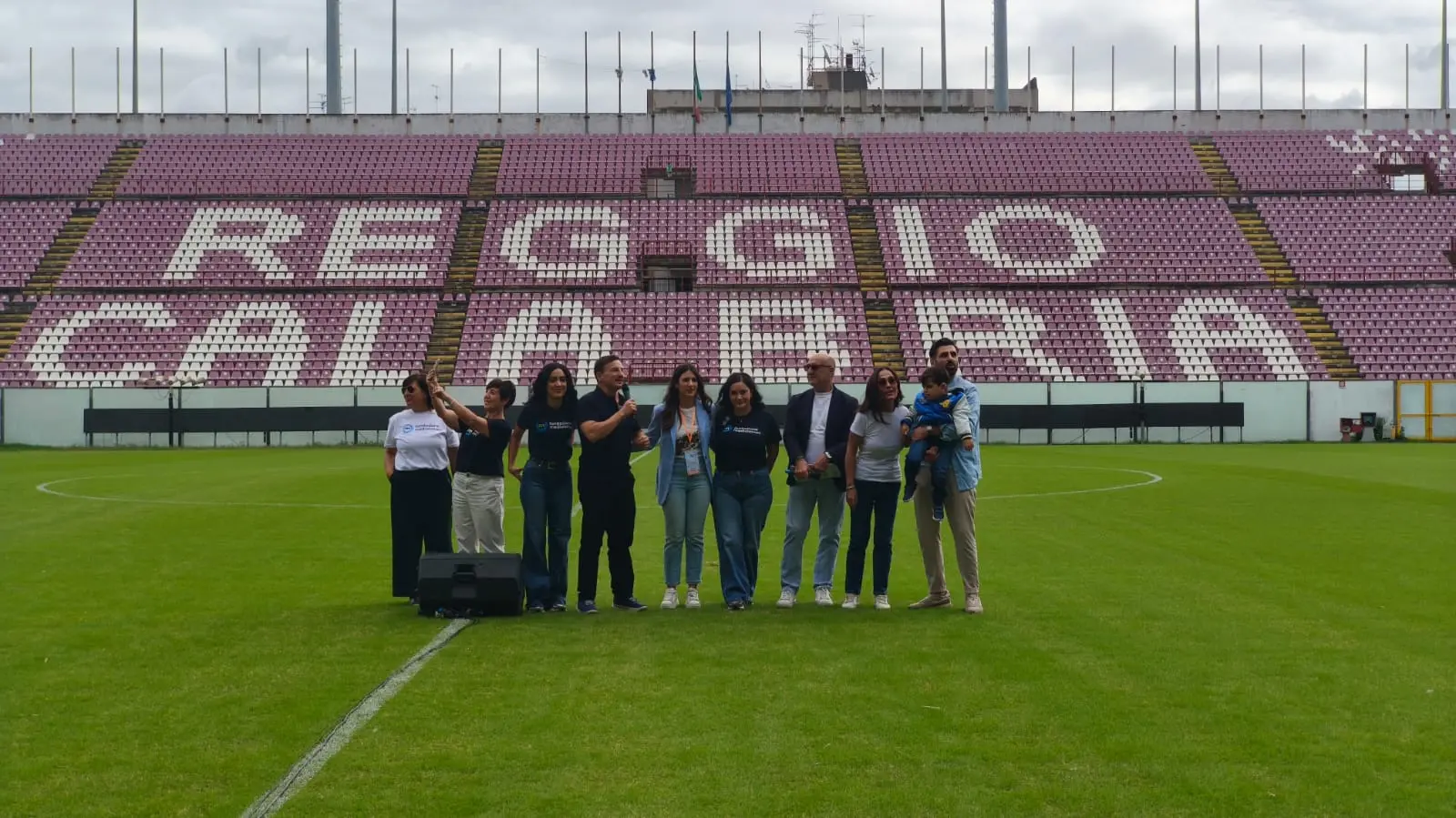 Con \"Cuori in campo\" sono migliaia di giovani al Granillo per Mario, e mamma Manuela ringrazia: «La vostra presenza ci dà forza»\n