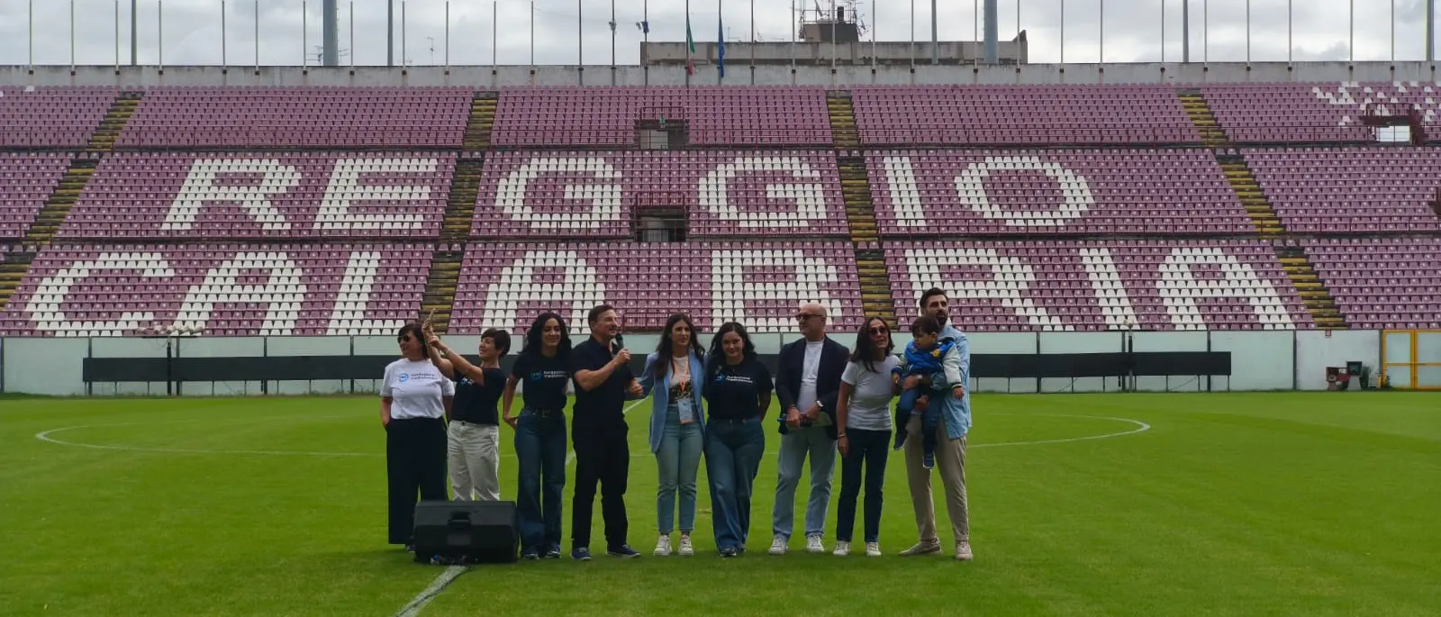 Con \"Cuori in campo\" sono migliaia di giovani al Granillo per Mario, e mamma Manuela ringrazia: «La vostra presenza ci dà forza»\n