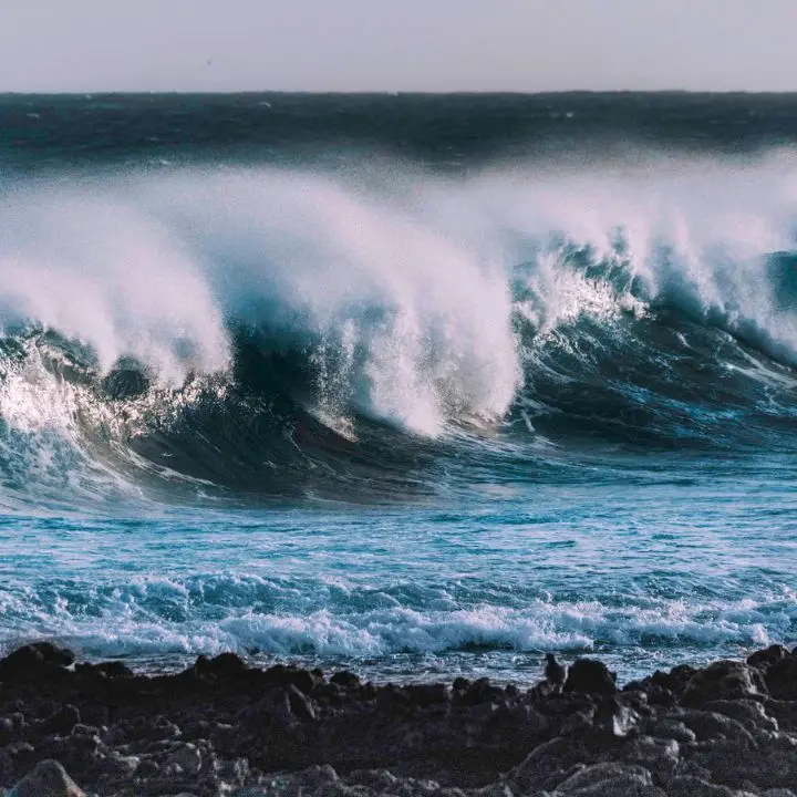 «Nessun legame» tra i terremoti nel Tirreno e il vulcano Marsili. Ma in caso di eruzione nello scenario peggiore tsunami in Calabria in 20 minuti\n