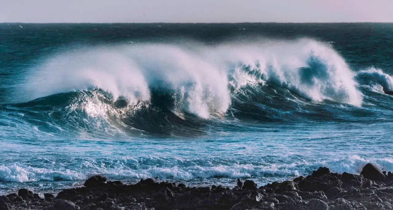 <p>«Nessun legame» tra i terremoti nel Tirreno e il vulcano Marsili. Ma in caso di eruzione nello scenario peggiore<span style=\"color:hsl(0,75%,60%);\"> tsunami in Calabria in 20 minuti</span></p>