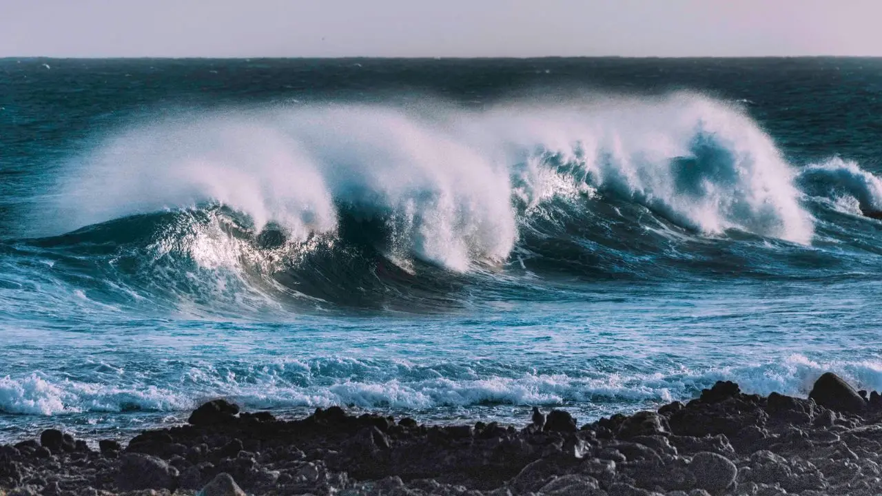 «Nessun legame» tra i terremoti nel Tirreno e il vulcano Marsili. Ma in caso di eruzione nello scenario peggiore tsunami in Calabria in 20 minuti\n