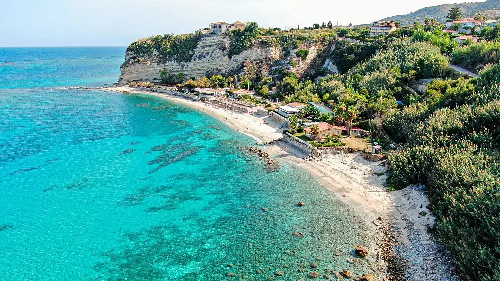 <p>Un'immagine della spiaggia di localit&agrave; Torre Marino a Ricadi</p>\\n