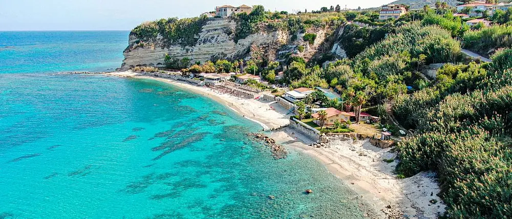 Opere abusive in un villaggio turistico di Santa Domenica di Ricadi, il Tar conferma l’ordine di demolizione\n