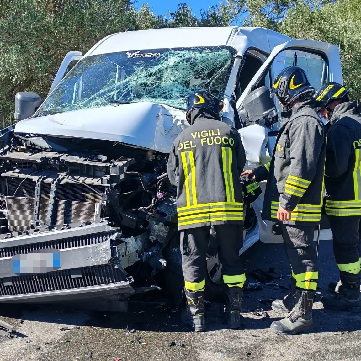 Scontro tra autobus e furgone nel Catanzarese: tre feriti\n