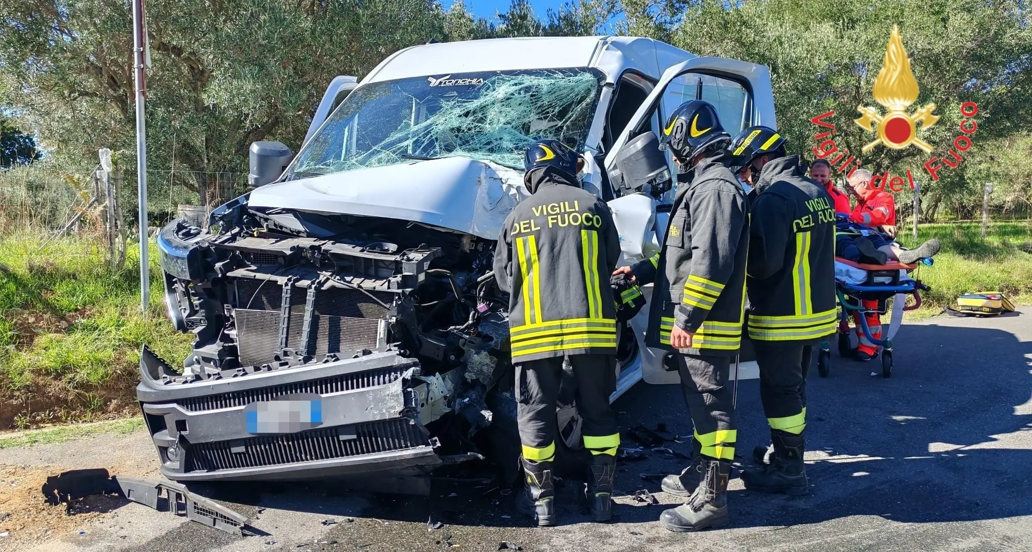 Scontro tra autobus e furgone nel Catanzarese: tre feriti\n