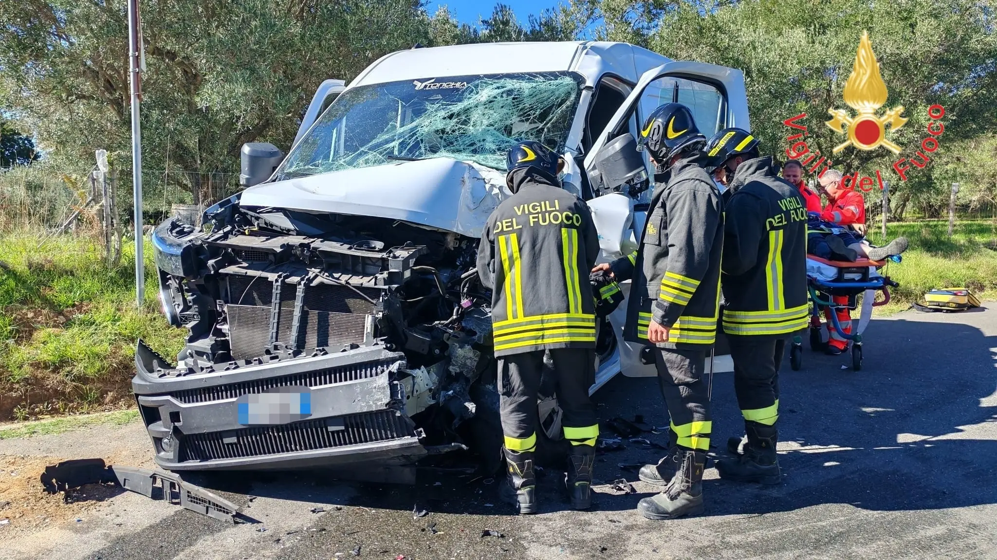 Scontro tra autobus e furgone nel Catanzarese: tre feriti\n