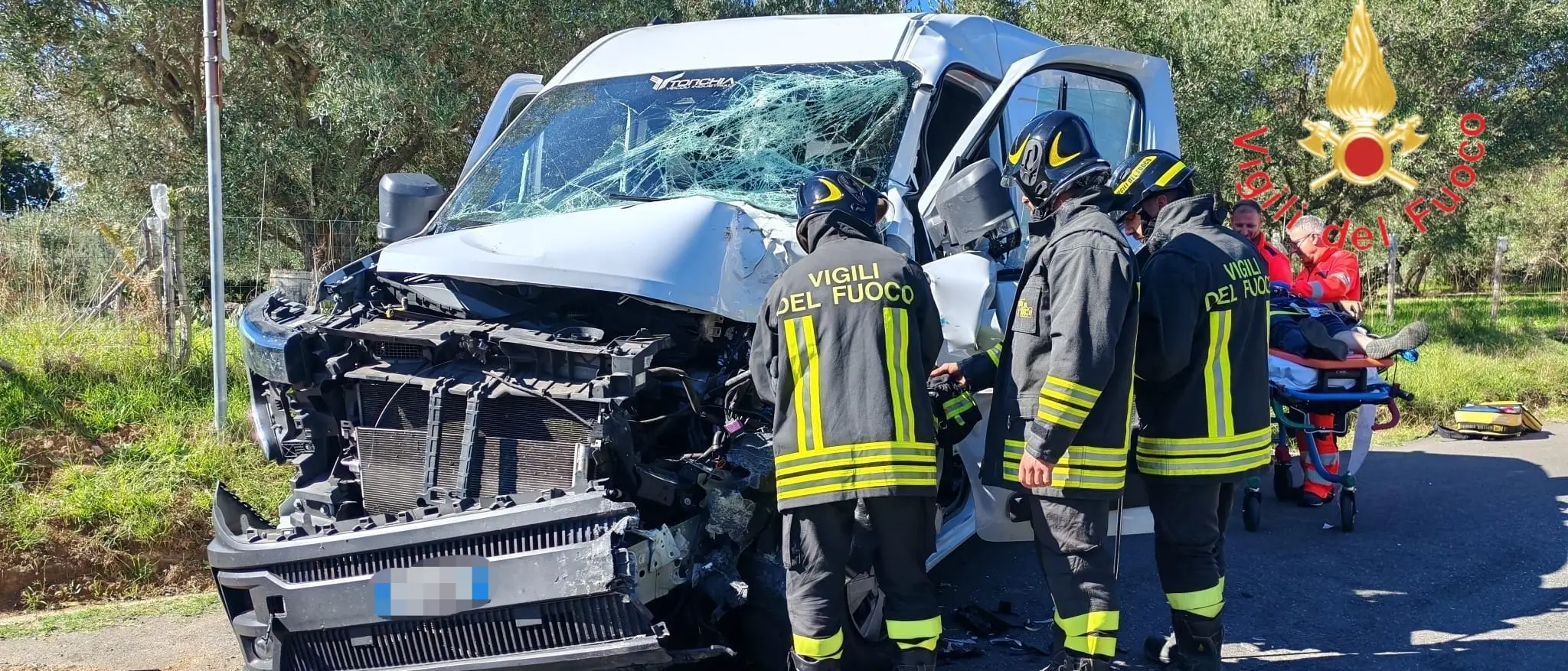Scontro tra autobus e furgone nel Catanzarese: tre feriti\n