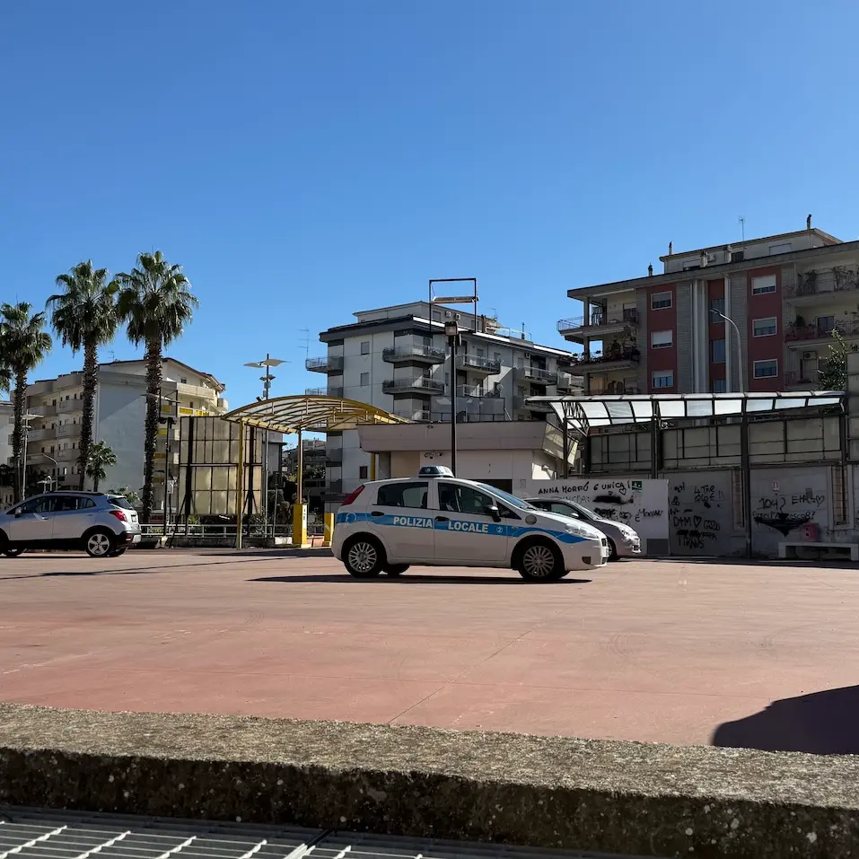 Rossano, incendio nel parcheggio multipiano: in fiamme biciclette comunali abbandonate\n