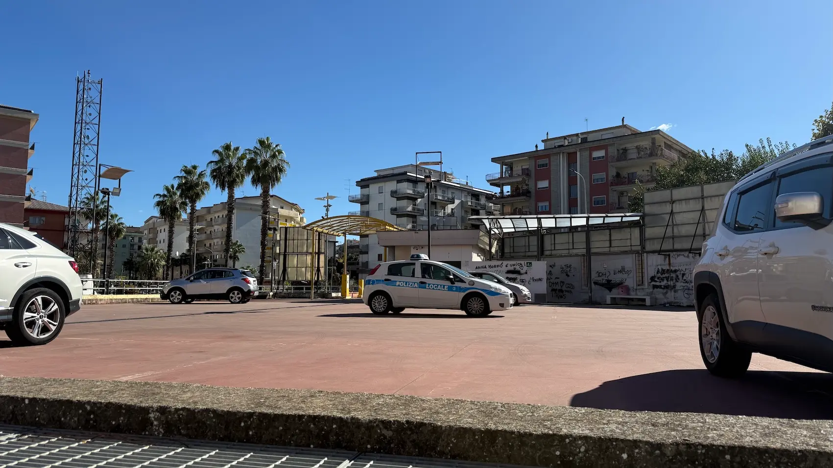 Rossano, incendio nel parcheggio multipiano: in fiamme biciclette comunali abbandonate\n