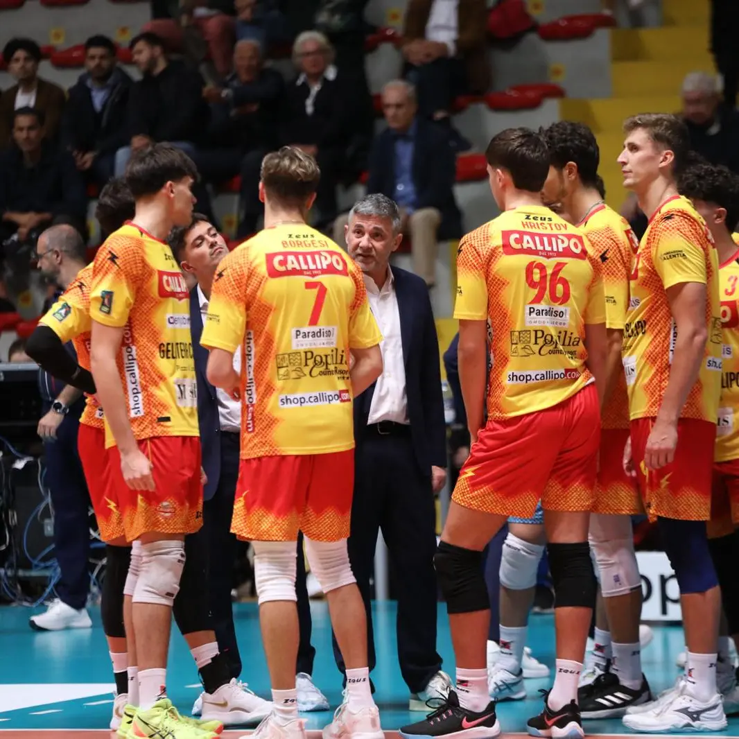 Volley A3, esordio amaro al PalaMaiata per la Tonno Callipo: Sorrento domina e passa in tre set\n