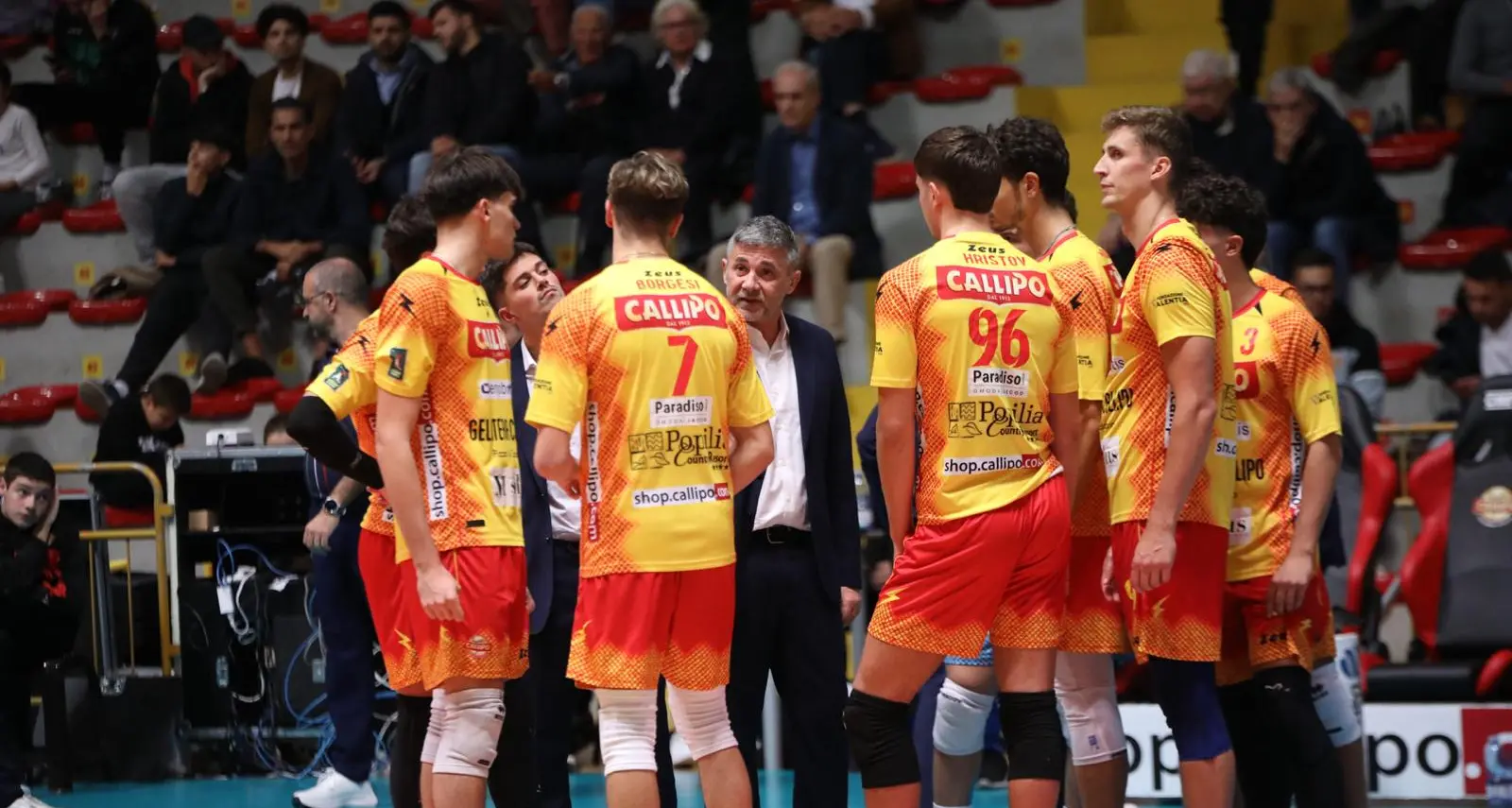 Volley A3, esordio amaro al PalaMaiata per la Tonno Callipo: Sorrento domina e passa in tre set\n