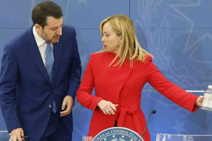 Elezioni anticipate, Meloni e Salvini già in campagna elettorale: alleati al governo, rivali nella guerra dei consensi\n