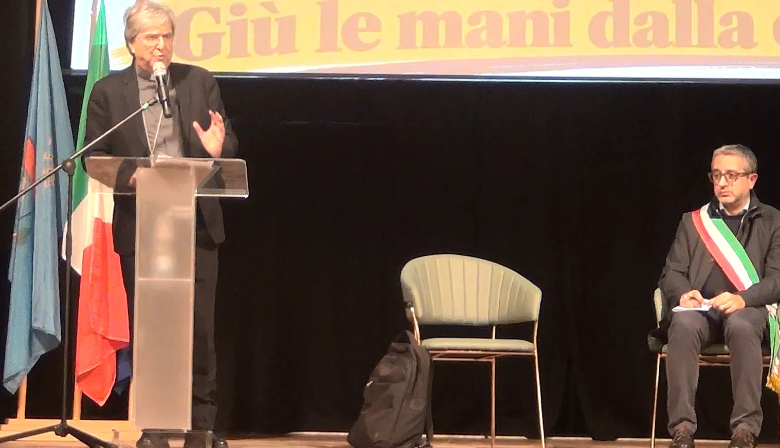 «Questa è l’ora del coraggio»:\u00A0il vescovo Savino esorta la comunità a reagire dopo l’agguato a Cassano\n