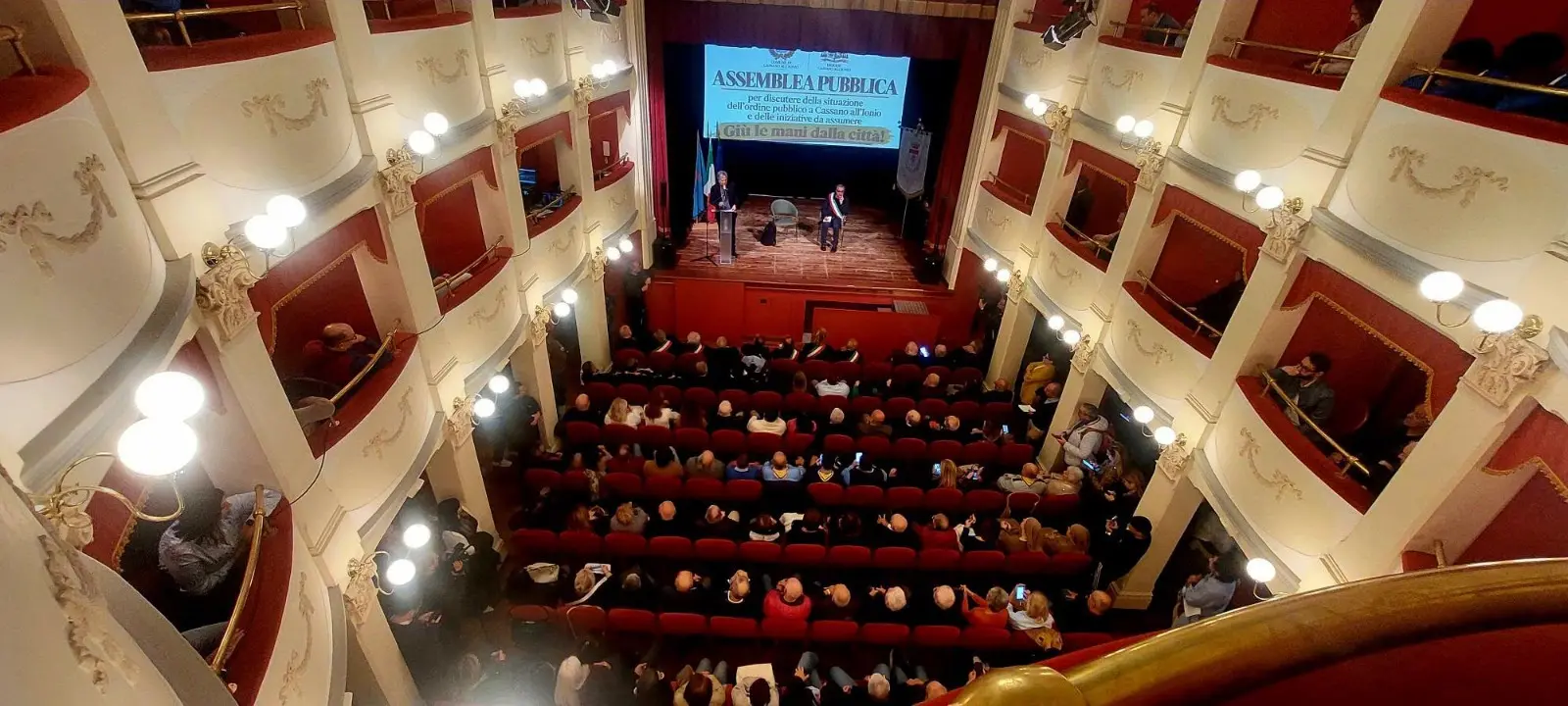 <p>«Questa è l’ora del coraggio»: il vescovo Savino esorta la comunità a reagire dopo l’agguato a Cassano</p>