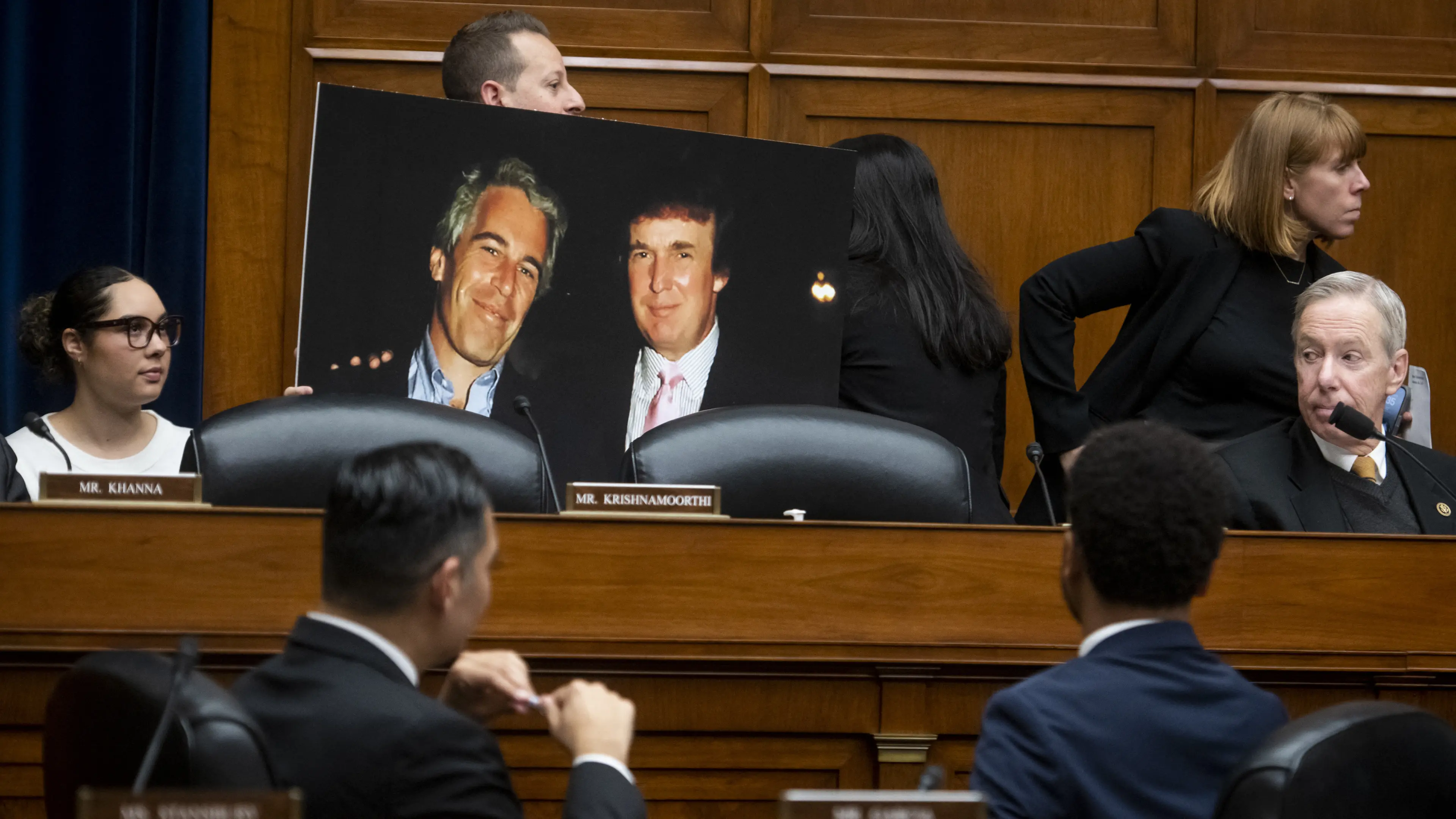 <p>Foto di Epstein e Trump durante una seduta della commissione</p>\\n , Lamkey Rod/CNP/ABACA