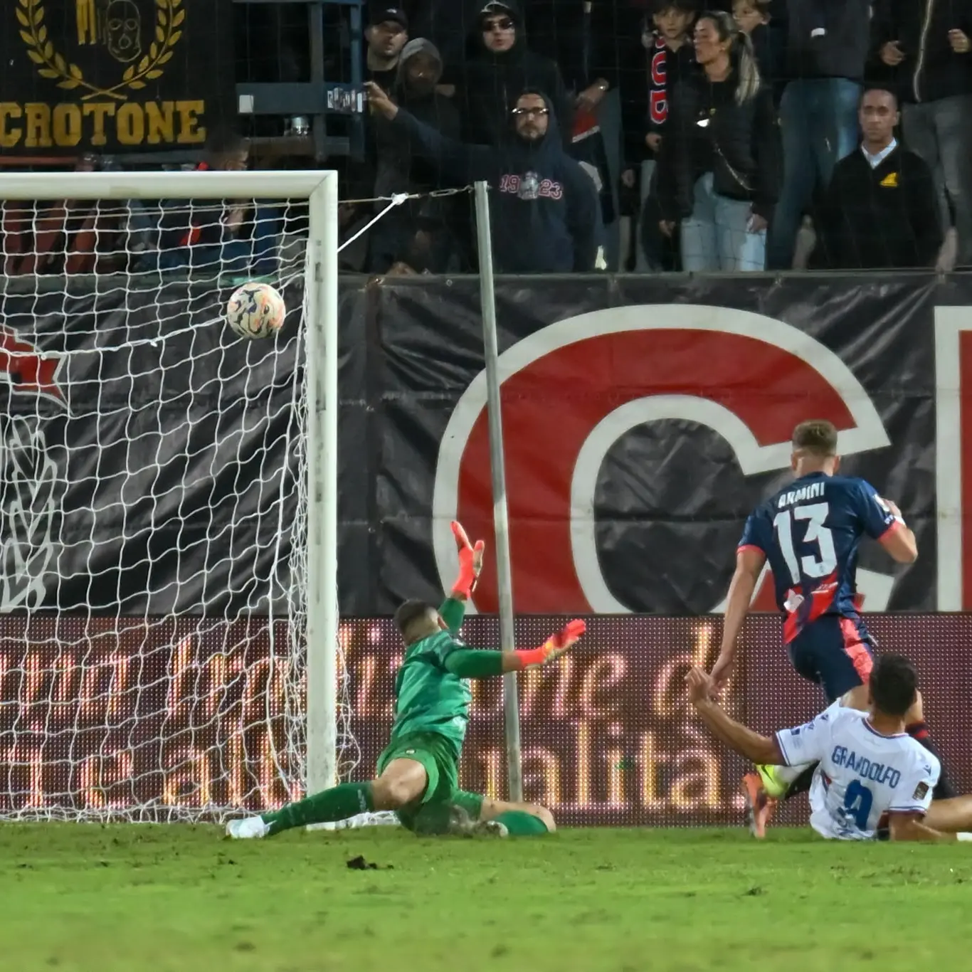 Serie C, il Crotone non riesce a rialzarsi: il Casarano espugna lo Scida per 1-0\n\n\n