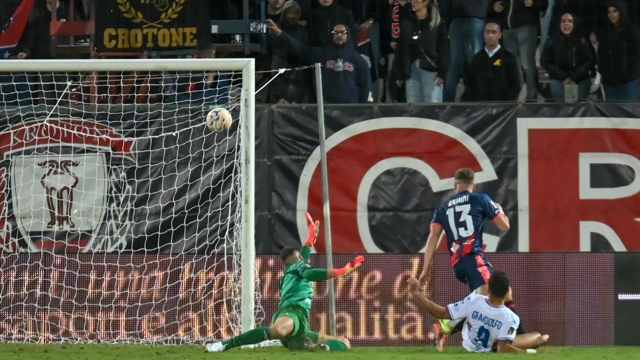 Serie C, il Crotone non riesce a rialzarsi: il Casarano espugna lo Scida per 1-0\n\n\n