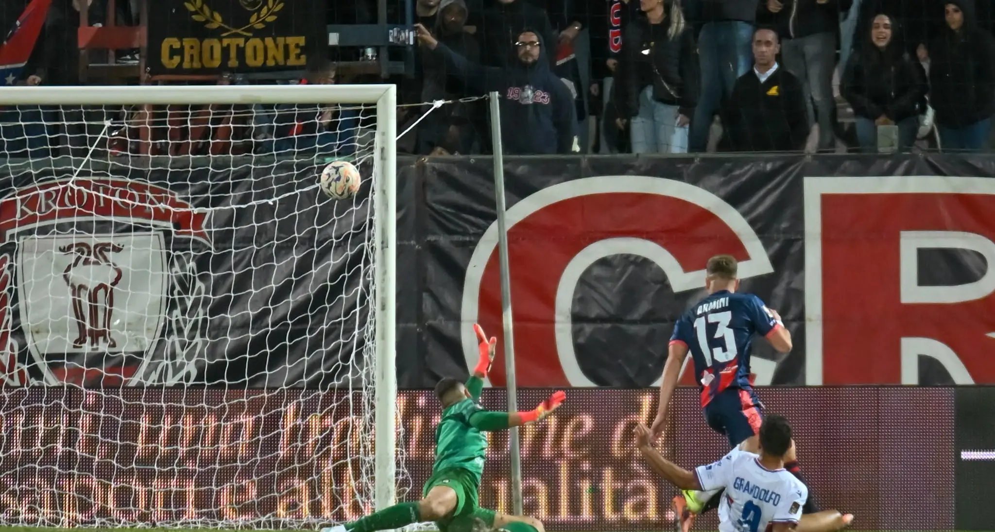 Serie C, il Crotone non riesce a rialzarsi: il Casarano espugna lo Scida per 1-0\n\n\n