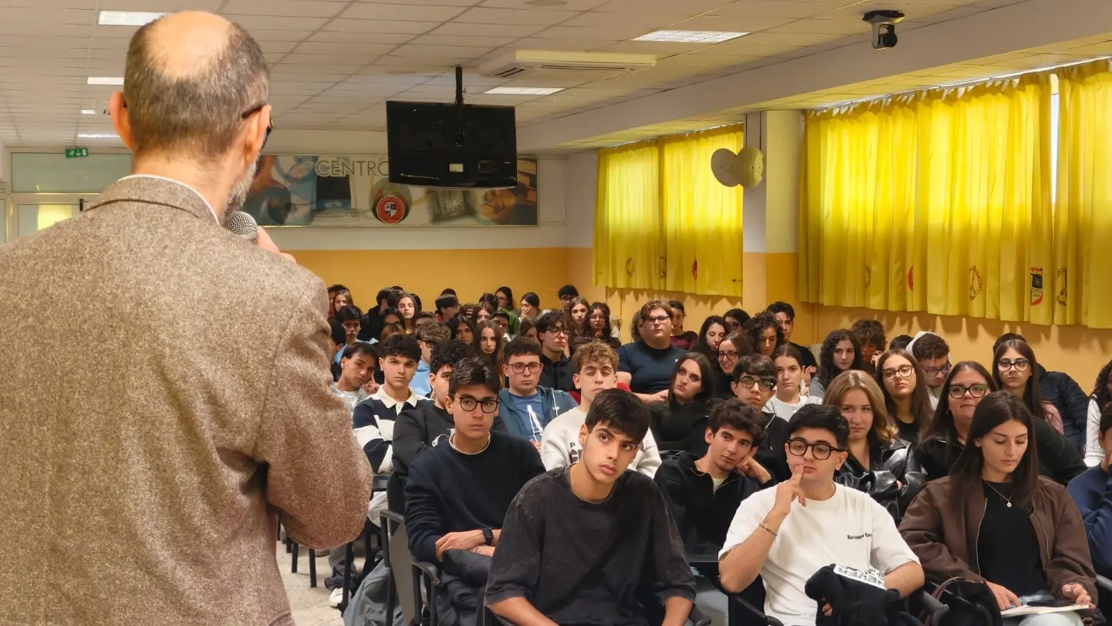 Oltre lo schermo: al Pezzullo di Cosenza il confronto su IA, consapevolezza e cittadinanza digitale\n