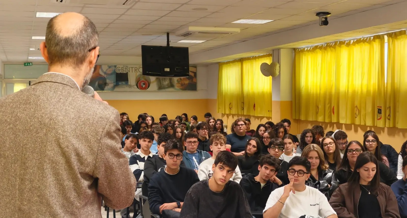 Oltre lo schermo: al Pezzullo di Cosenza il confronto su IA, consapevolezza e cittadinanza digitale\n