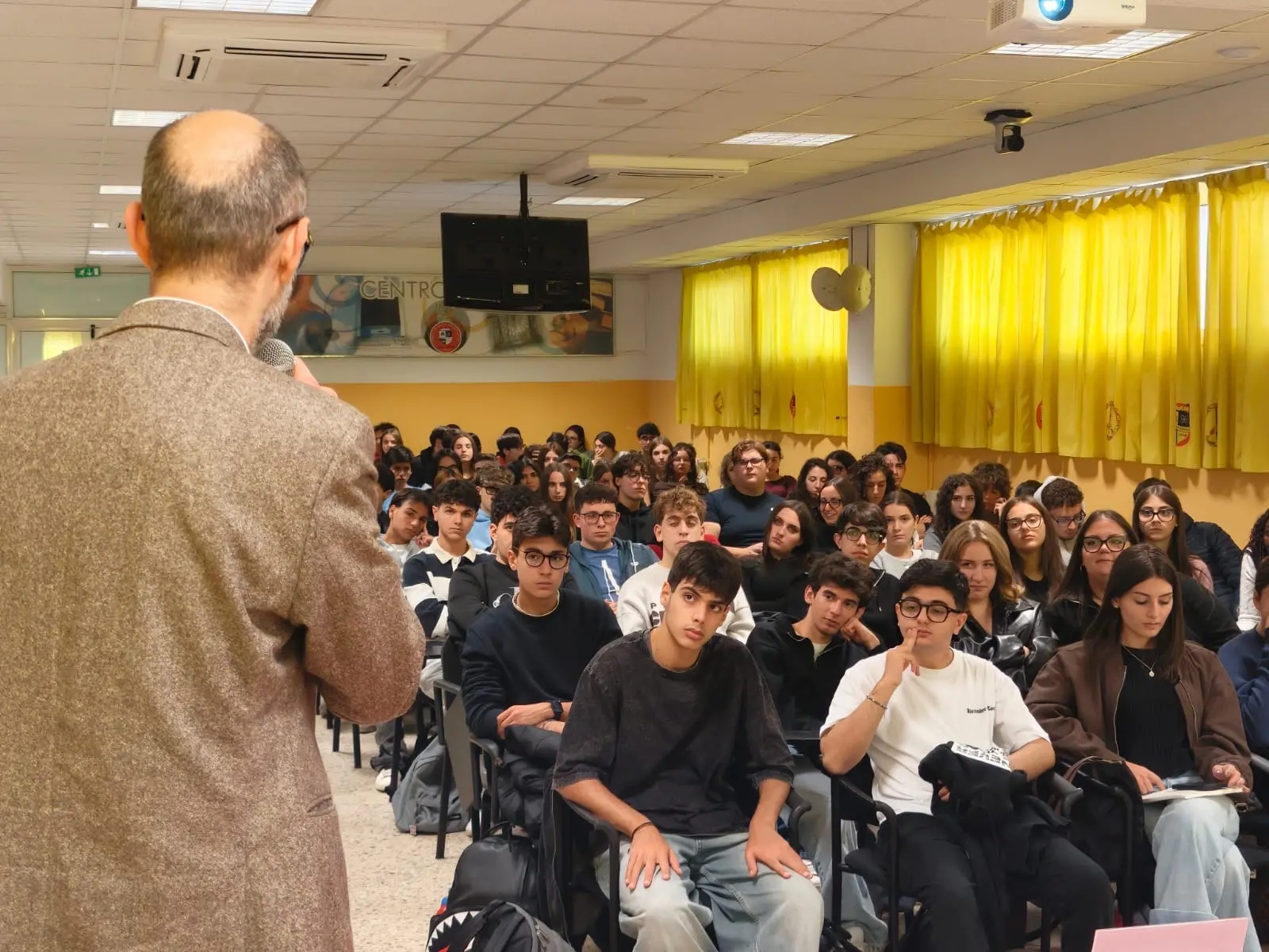 Oltre lo schermo: al Pezzullo di Cosenza il confronto su IA, consapevolezza e cittadinanza digitale\n
