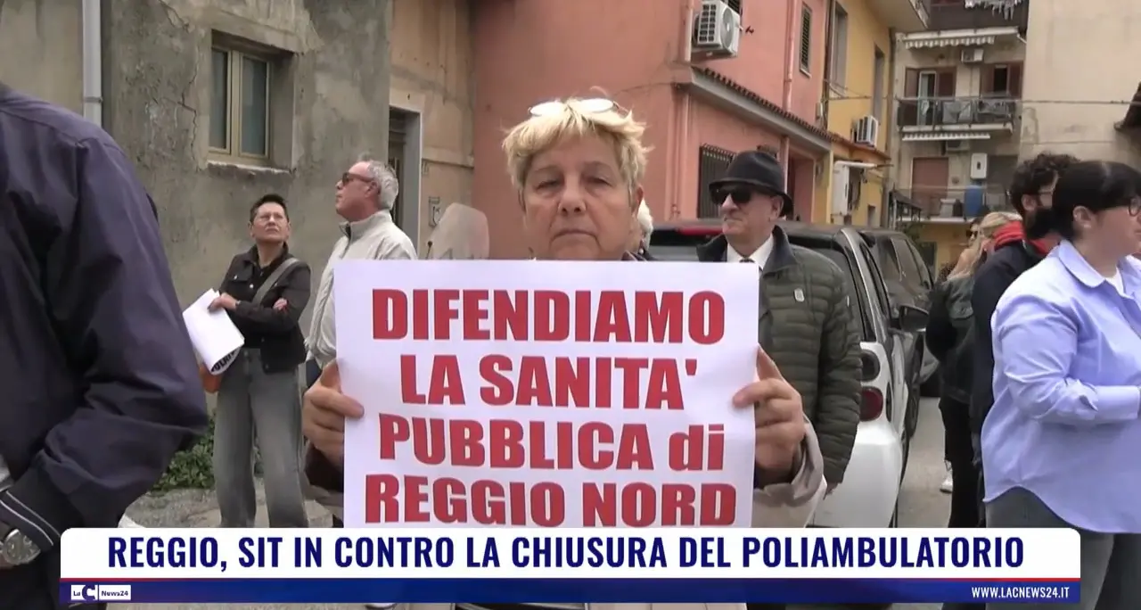 Reggio, sit in contro la chiusura del Poliambulatorio