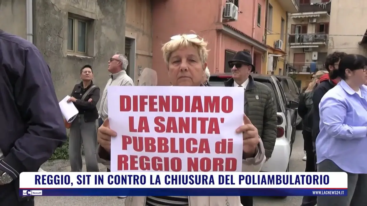 Reggio, sit in contro la chiusura del Poliambulatorio