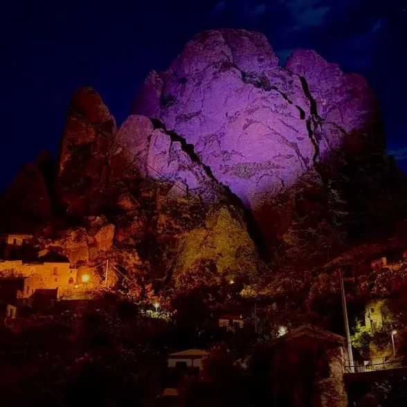 Pentedattilo si illumina di rosa: si conclude la K’Arte Breast Cancer Awareness Campaign\n