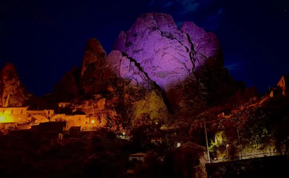 Pentedattilo si illumina di rosa: si conclude la K’Arte Breast Cancer Awareness Campaign\n
