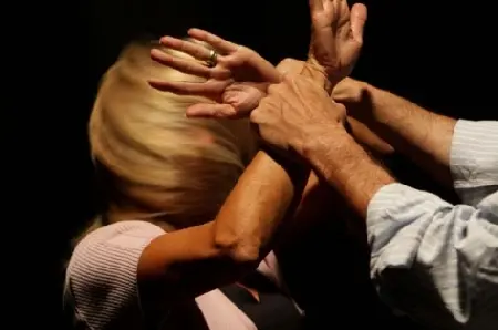 Picchia la compagna e le provoca anche un’emorragia cerebrale, misura cautelare a Vibo per un indagato costretto a indossare il\u00A0braccialetto elettronico\n
