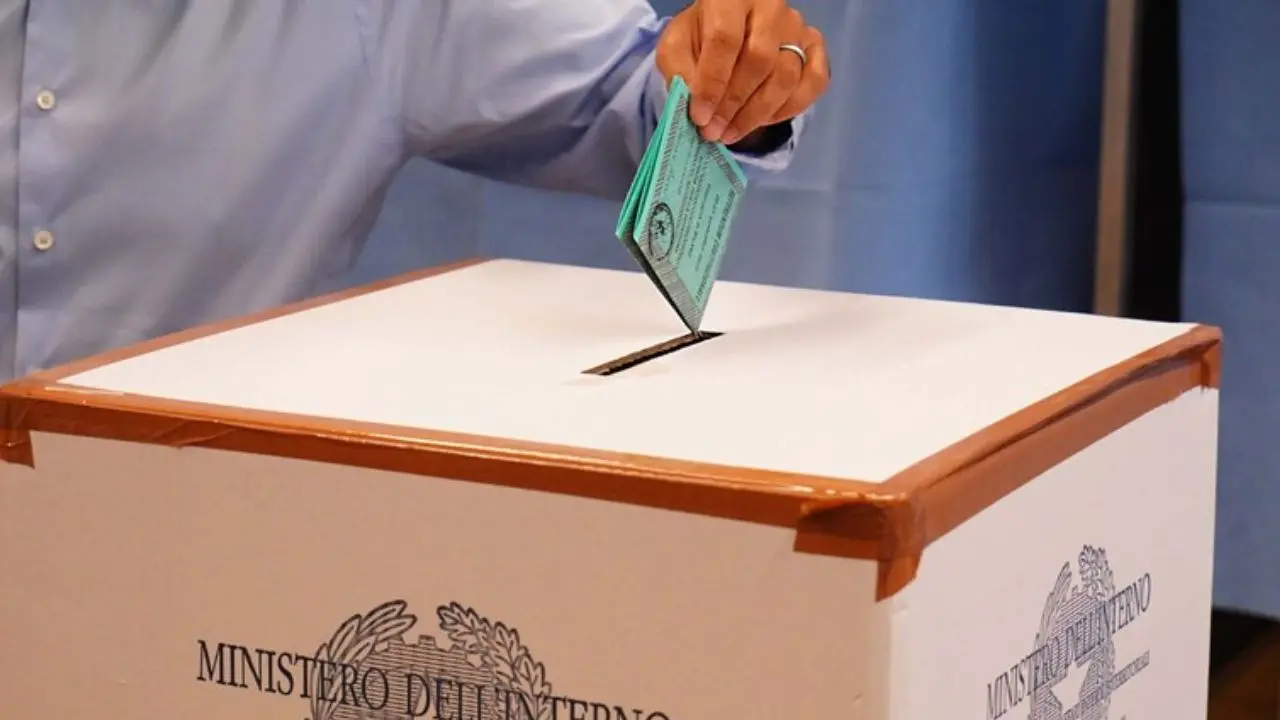 Voto degli elettori fuori sede, al via le domande con scadenza al 31 dicembre per l'iscrizione all'elenco comunale (LINK)\n