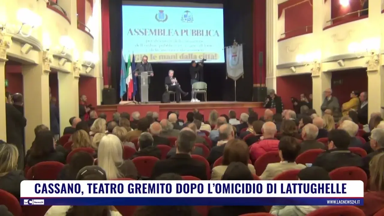 Cassano, teatro gremito dopo l'omicidio di Lattughelle