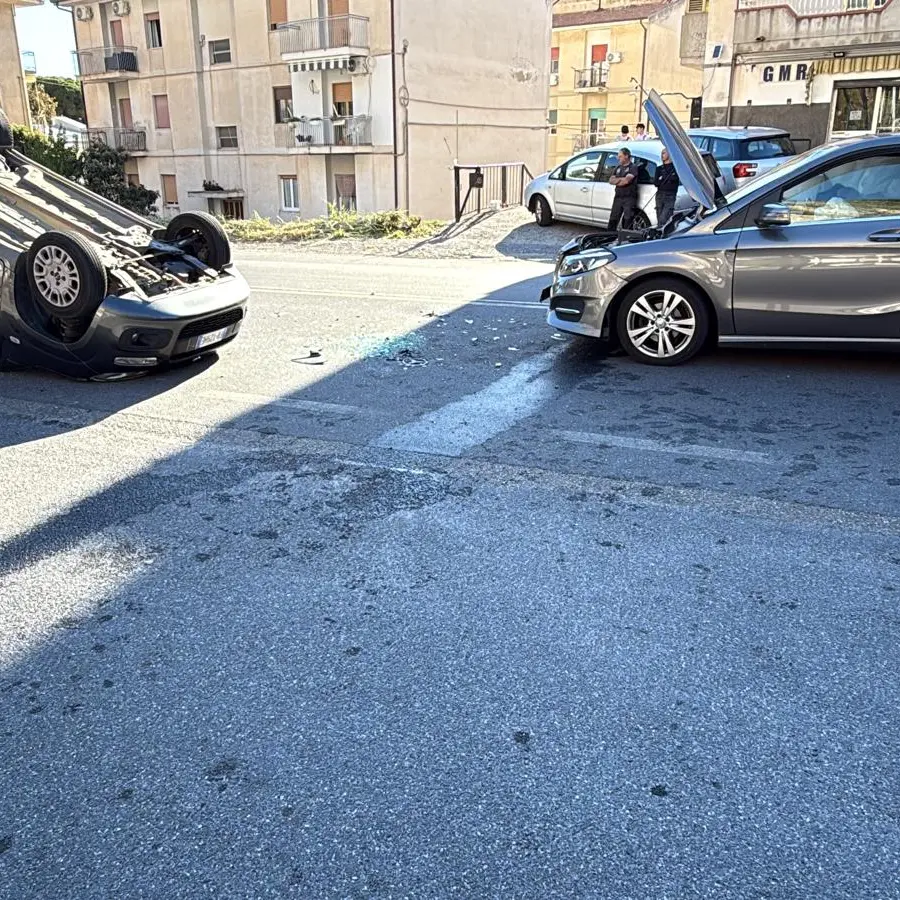 Scontro sulla SS18, un’automobile si ribalta sulla carreggiata\n