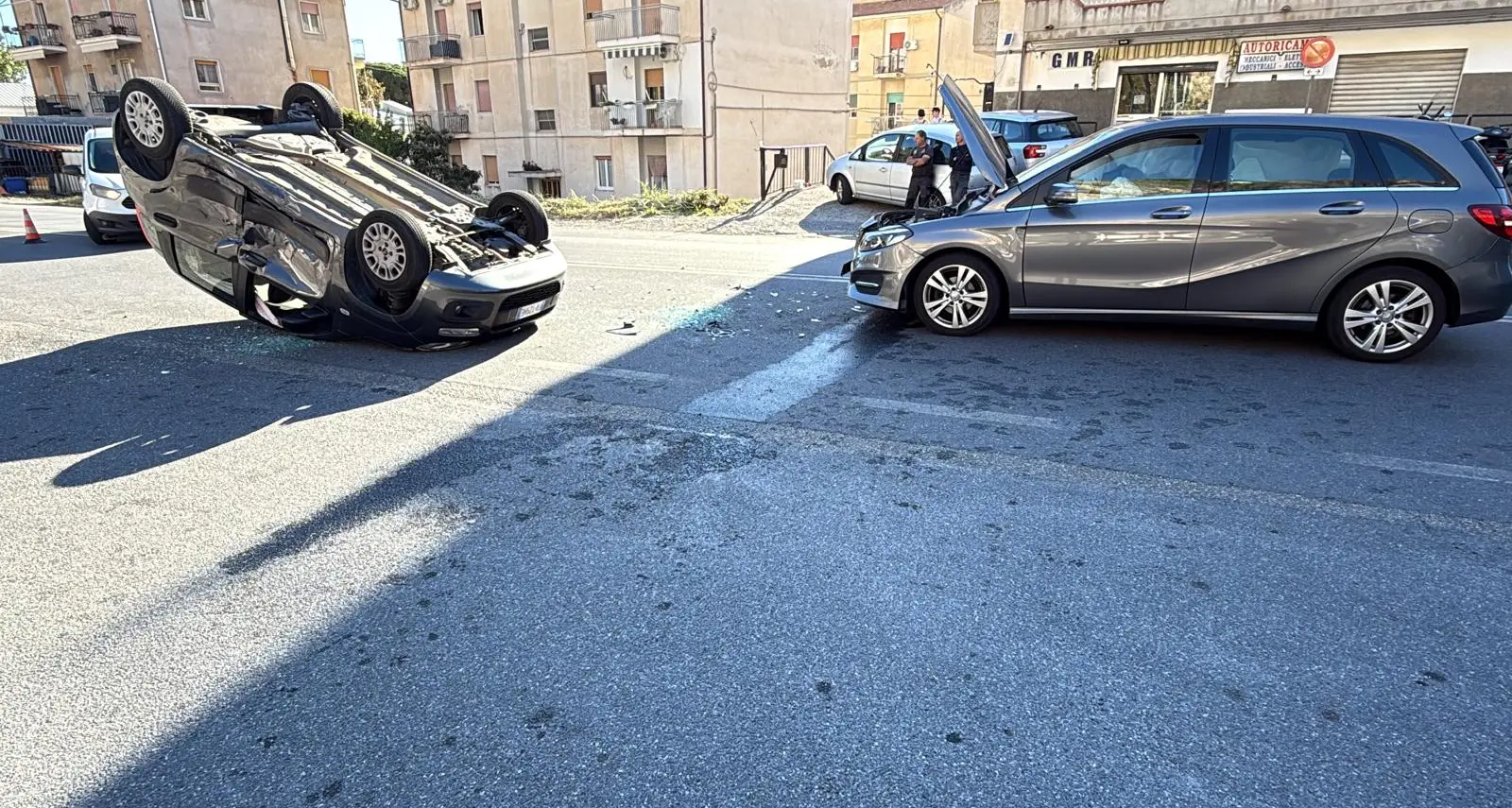 Scontro sulla SS18, un’automobile si ribalta sulla carreggiata\n