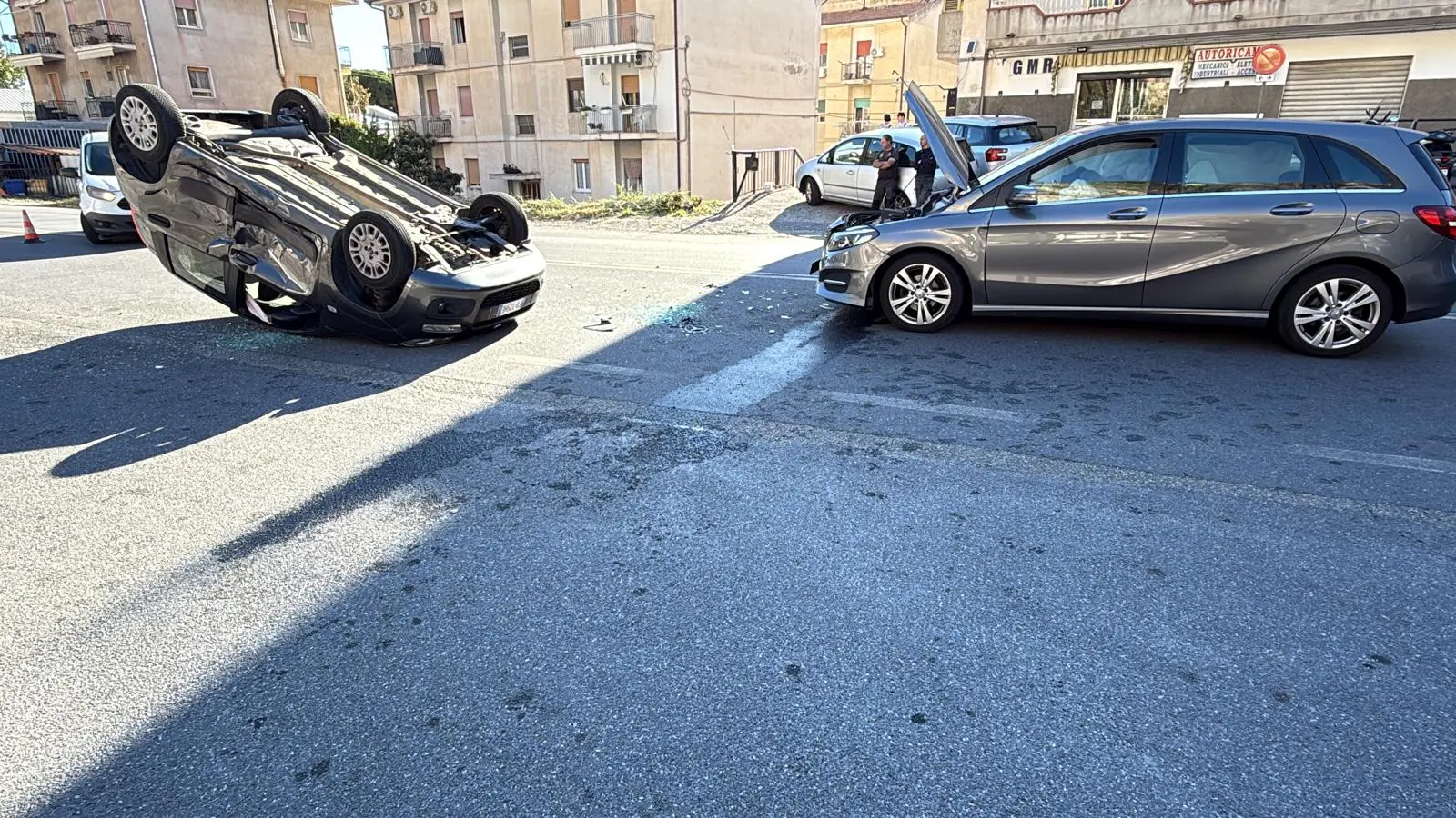 Scontro sulla SS18, un’automobile si ribalta sulla carreggiata\n