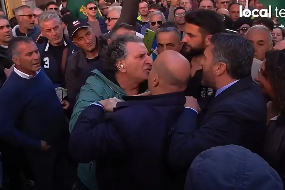 Protesta dei Tir a Roma, la rabbia dei calabresi contro la politica: tensione con Nicola Irto e strali sul Governo\n