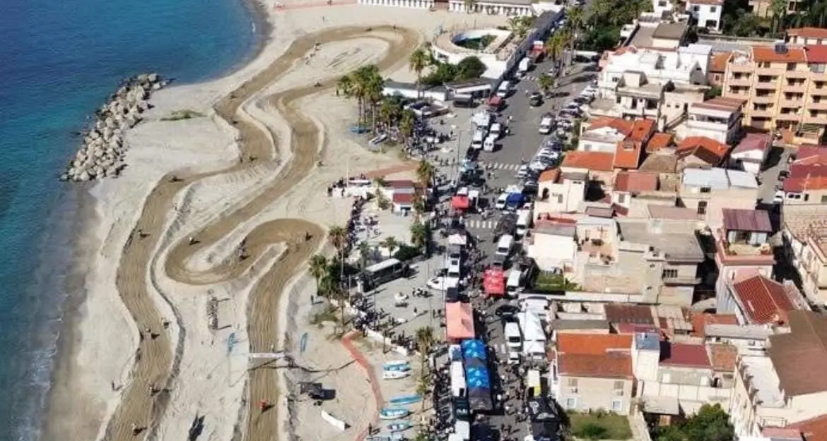Il Campionato Nazionale Mare Cross torna sulla spiaggia di Catona\n