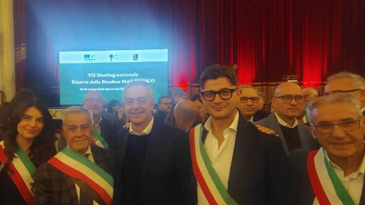 <p>Il sindaco Umberto Mazza al fianco dell'assessore all'Agricoltura Gianluca Gallo</p>\\n