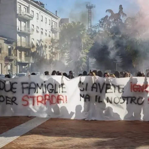 Lucrezia della Valle, chiude il bar interno dopo 31 anni: studenti in protesta davanti alla scuola\n