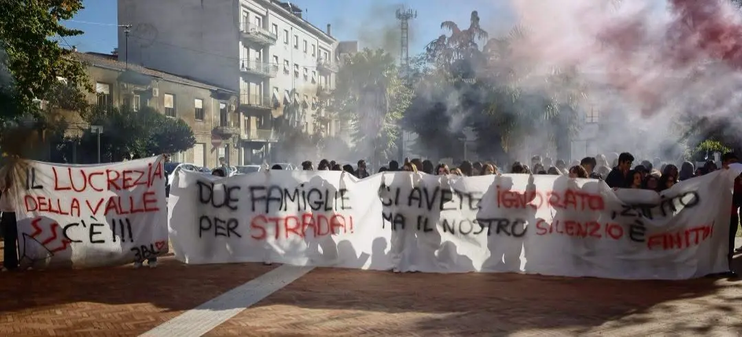 Lucrezia della Valle, chiude il bar interno dopo 31 anni: studenti in protesta davanti alla scuola\n