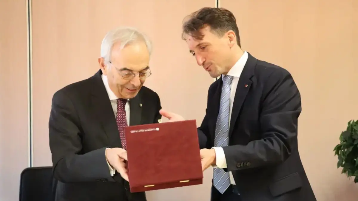 <p>Il presidente della Corte Costituzionale Amoroso e il rettore Greco</p>\\n