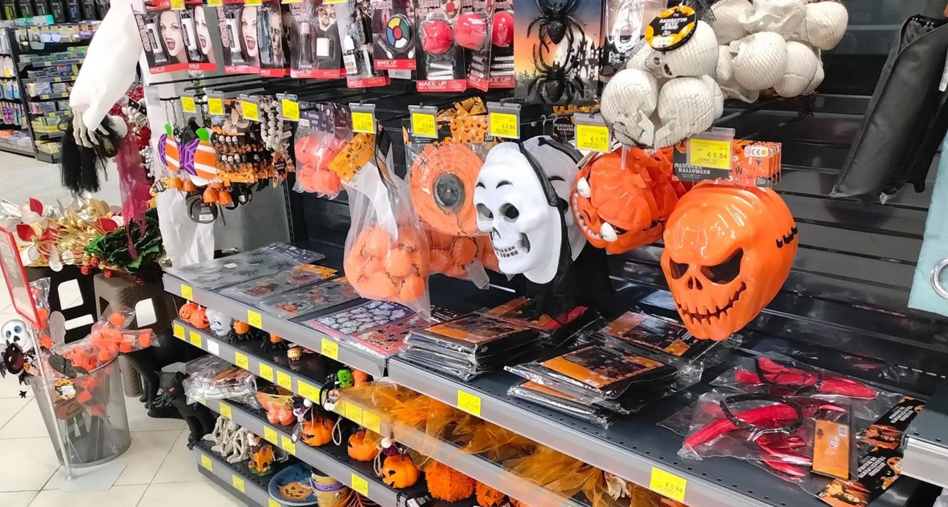 Cosenza, la Guardia di Finanza sequestra 300mila prodotti di Halloween pericolosi\n