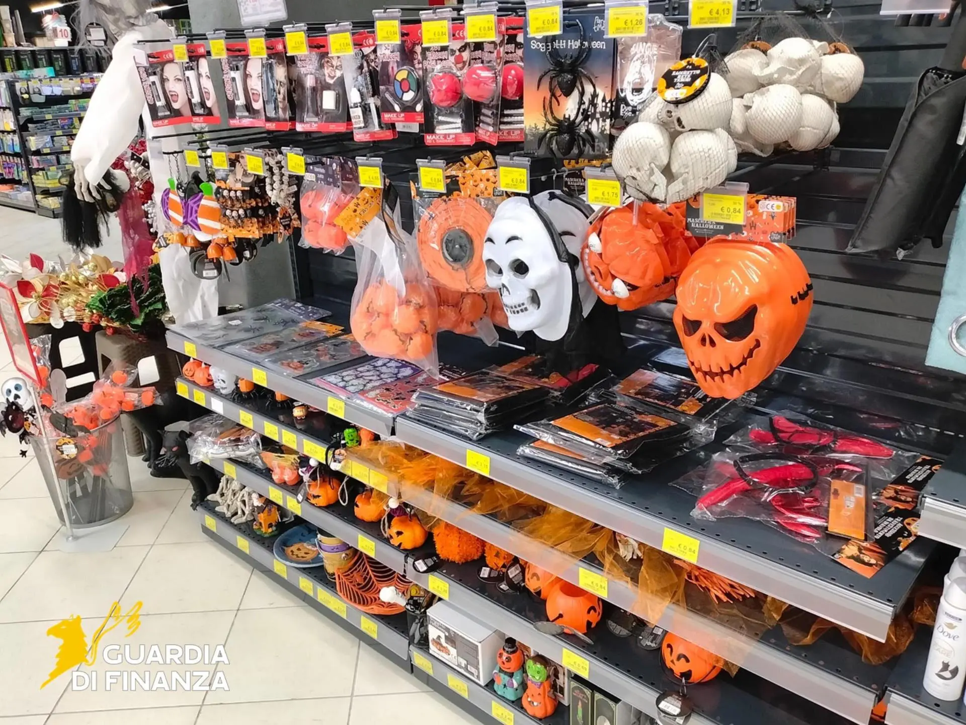 Cosenza, la Guardia di Finanza sequestra 300mila prodotti di Halloween pericolosi\n